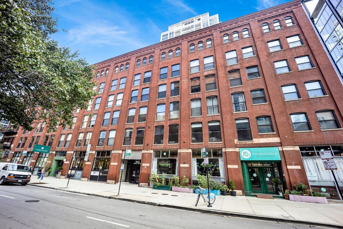 Beautiful 1 Bed / 1 Bath in Prime River North Location!! Step into this true brick & timber loft showcasing 12' ceilings, exposed ductwork, and a bright, open layout with ideal exposure. Dual brick walls create the contemporary industrial-rustic atmosphere you've been searching for.  The kitchen features granite countertops, a breakfast bar, and stainless steel appliances, while the bathroom was fully renovated in 2023 with subway tile, an LED mirror, and a sleek euro-style shower. Additional highlights include hardwood floors (2018), an adjustable Elfa closet system, and in-unit washer/dryer.  This well-maintained building offers a fitness center,  door staff, and a common rooftop deck with BBQ grills and sweeping city views. Pet-friendly and only one block from the CTA, with rental parking available across the street and free parking just two blocks away. CLICK ABOVE FOR VIRTUAL TOUR!