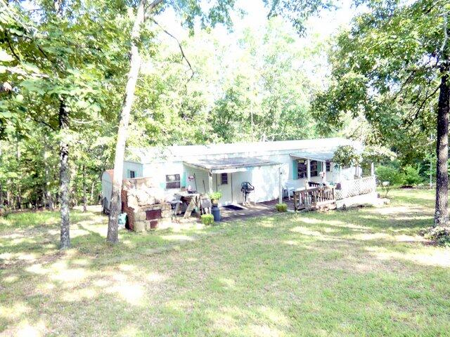 2 BR manufactured home on 4 unstricted lots with close access to Bull Shoals Lake. boat and lake toys and enjoy the superb fishing and solitude of Bull Shoals Lake. Boat ramp is just around the corner. There are no restrictions to park your RV's.