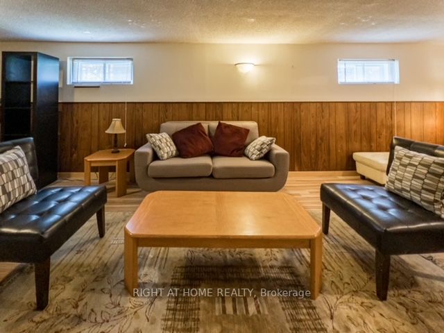 33 Donalbain Cres