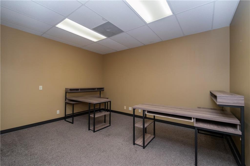 8320 N Oak - 222 Trafficway