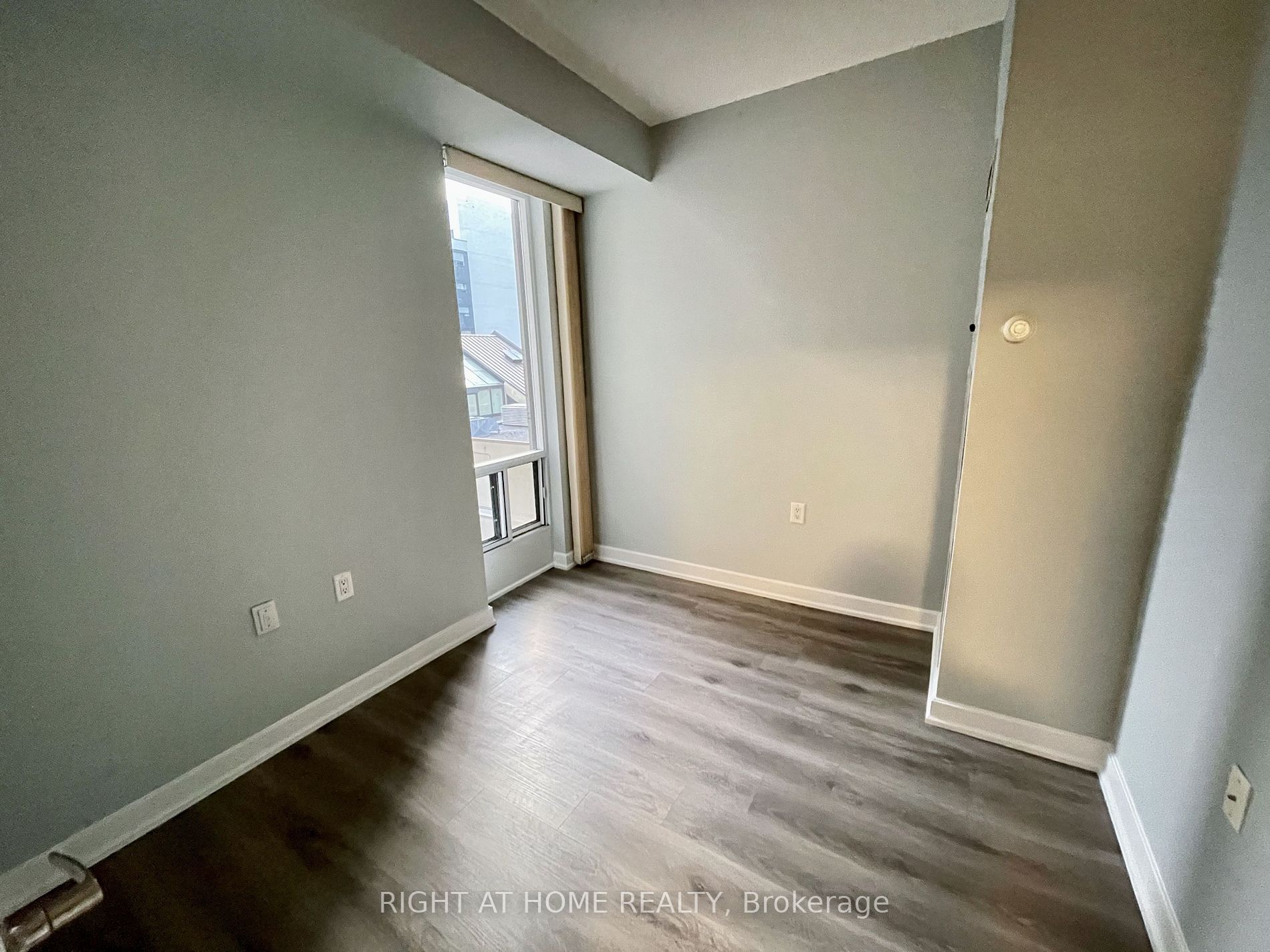 85 E Bloor St 902