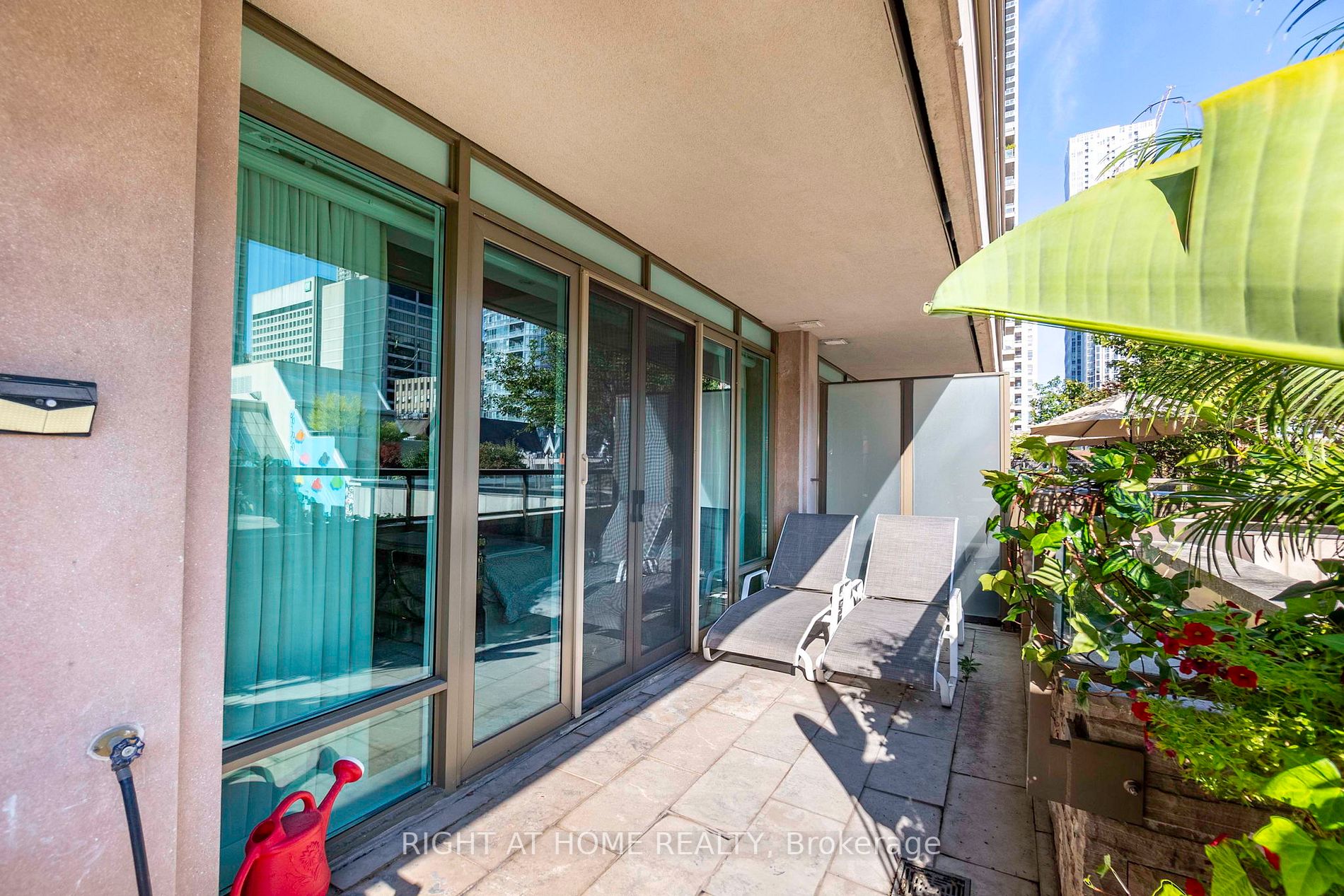 100 Yorkville Ave 301