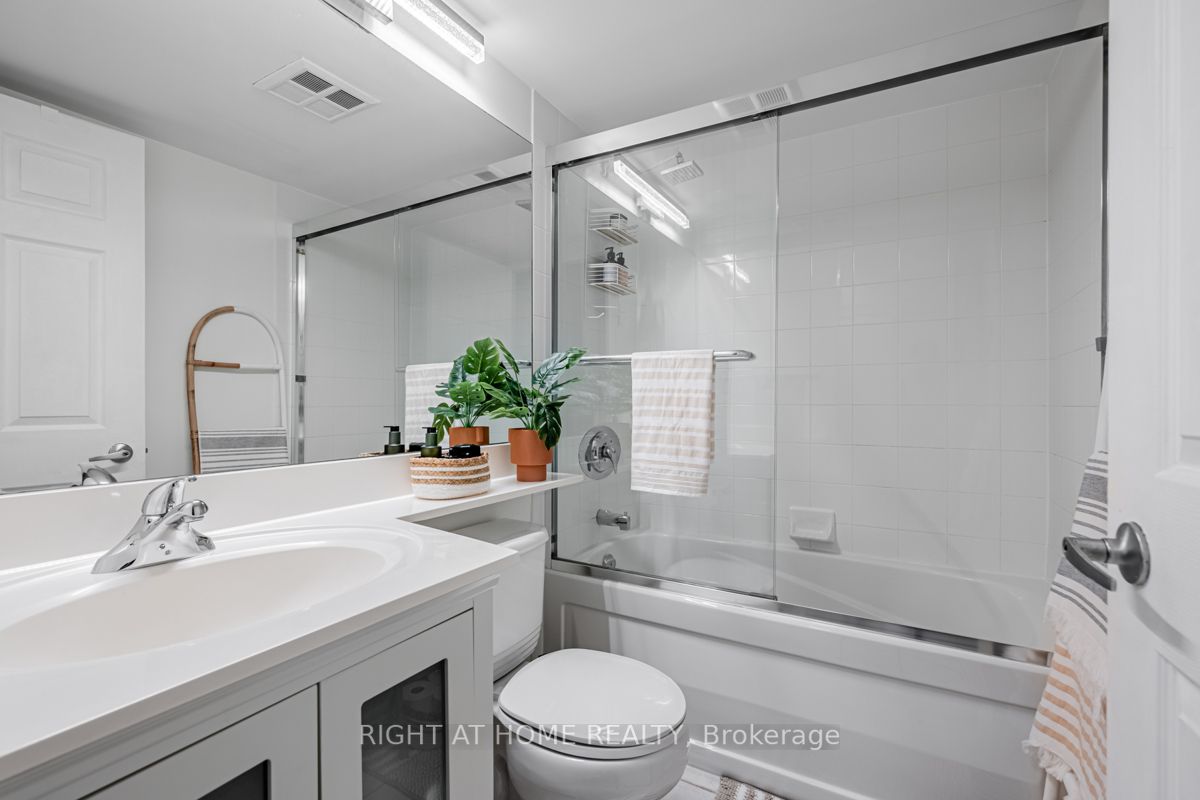 1369 W Bloor St 1410