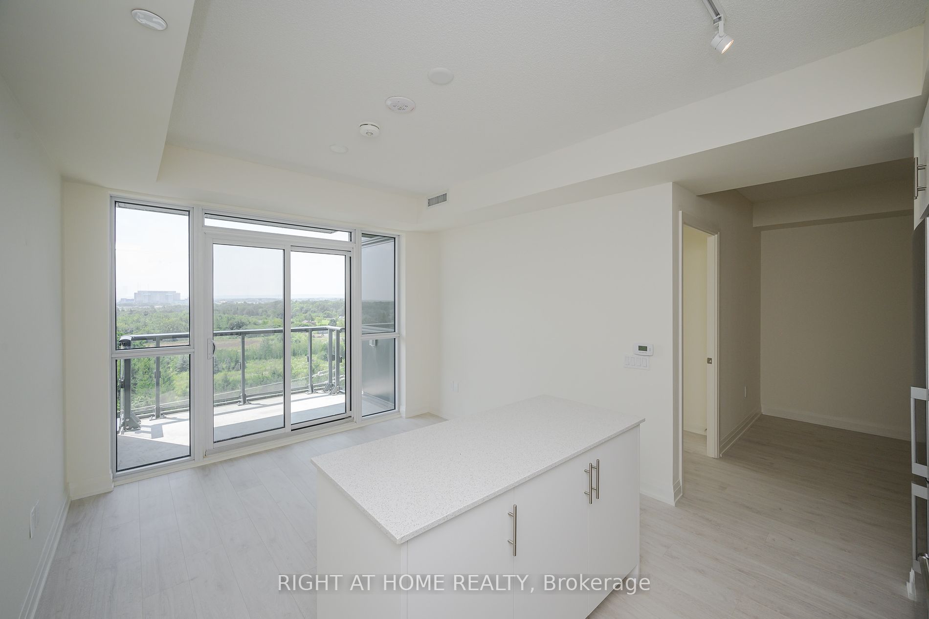 509 W Dundas St 605