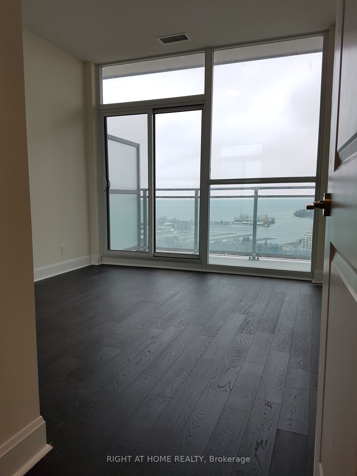 33 Shore Breeze Dr 2503