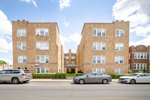 A Modern 1 bed 1 bath garden unit in the Portage Park neighborhood 60630 zip code.        This spacious unit has an update bathroom and extra Large bedroom with hardwood floors throughout. Locate steps away for a grocery store, laundromat, and a connecting bus stop. This is a cat friendly building (2 Max)