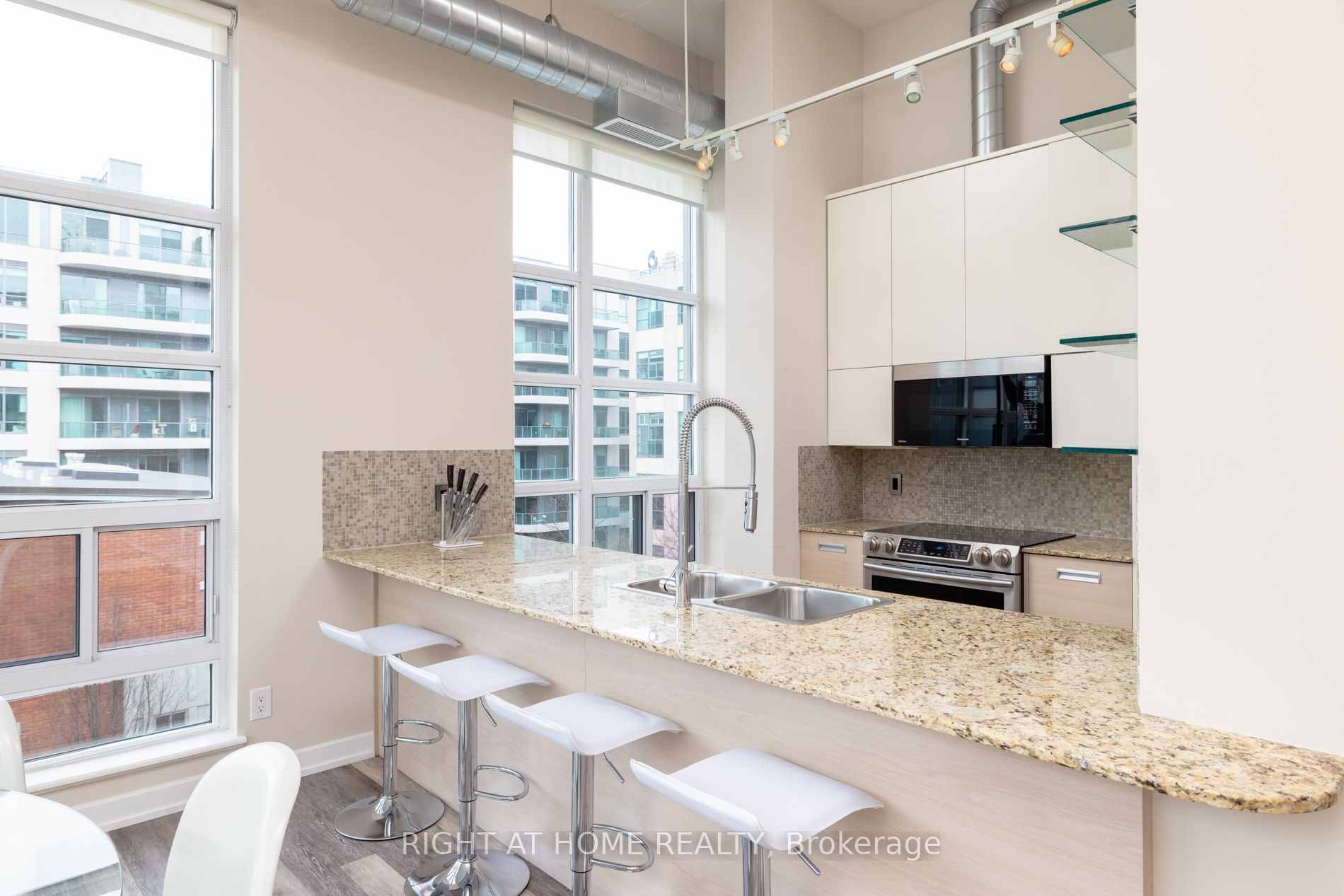 380 Macpherson Ave 306