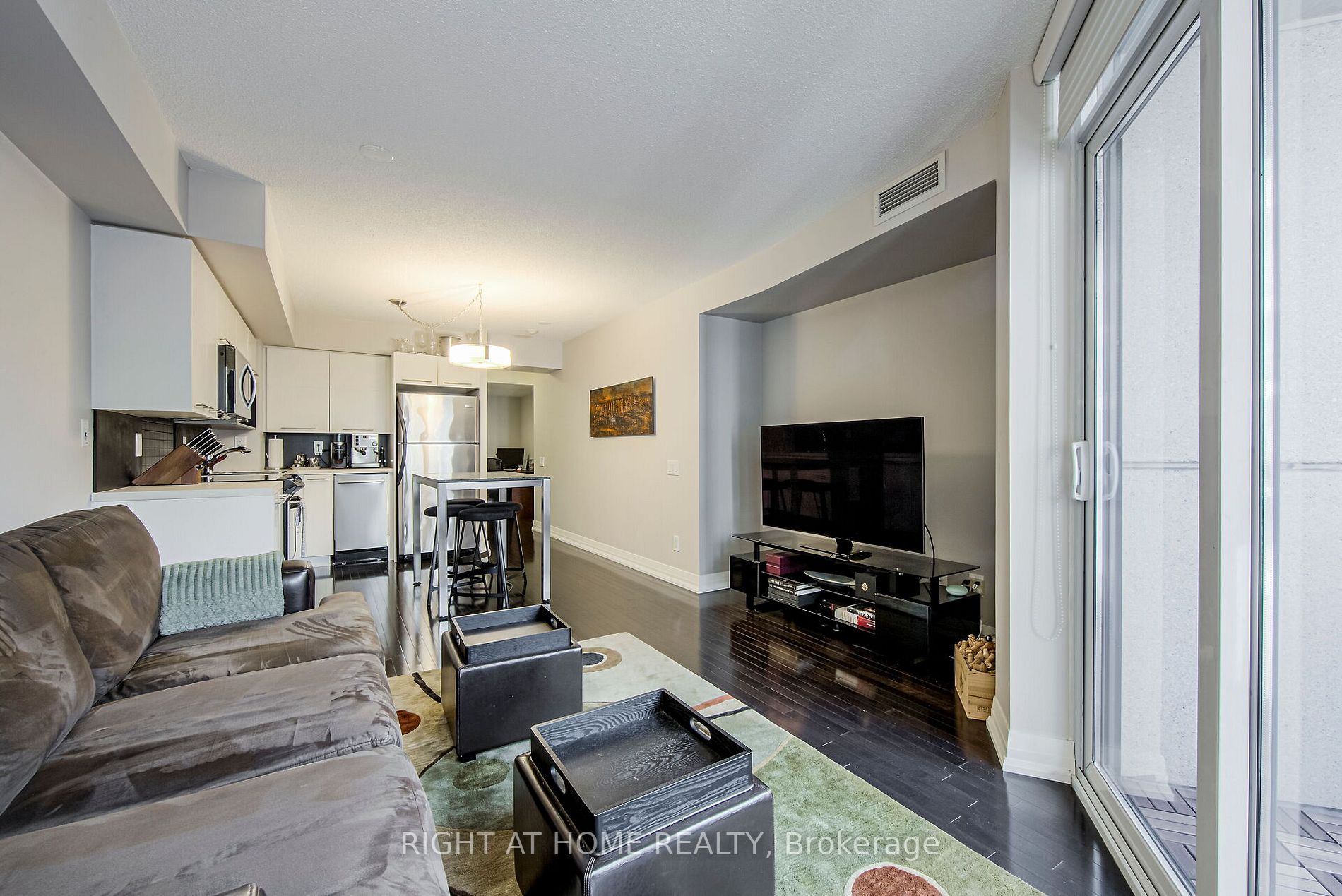 25 Carlton St 406