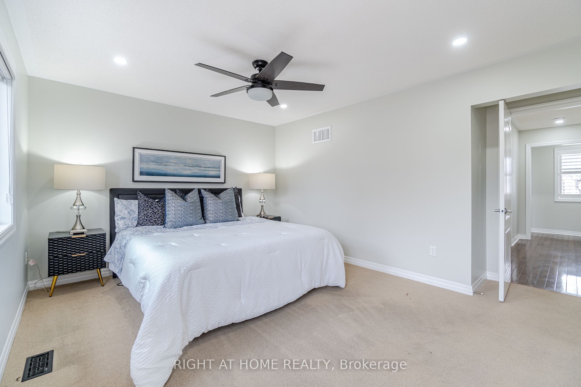 19 W Dehaviland Cres