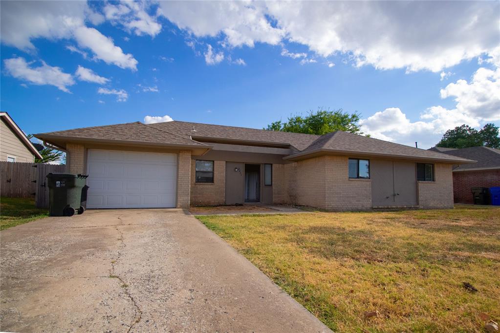 Nicely remodeled 3 Bedroom, 1 Bathroom 1 Car Garage home with new paint, flooring, stove, etc. Large yard. Garage has opener.

NHA accepted.

Tenants pay Electric, Gas, and Water.

Pets Welcome (2 PET LIMIT):
1 Pet - $300 Deposit + $25/mo Pet Rent
2 Pet - $400 Deposit + $40/mo Pet Rent