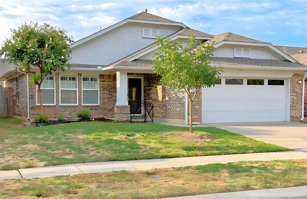 Very nice split, 3 bed, 2 bath, 1 very large living room, kitchen, dining, utility, 2-car garage with opener. New window treatments. Wood fence all around and new rear fence. Excellent condition. Near Norman North HS. Very convenient location for commuting to OKC, Boeing and Tinker.