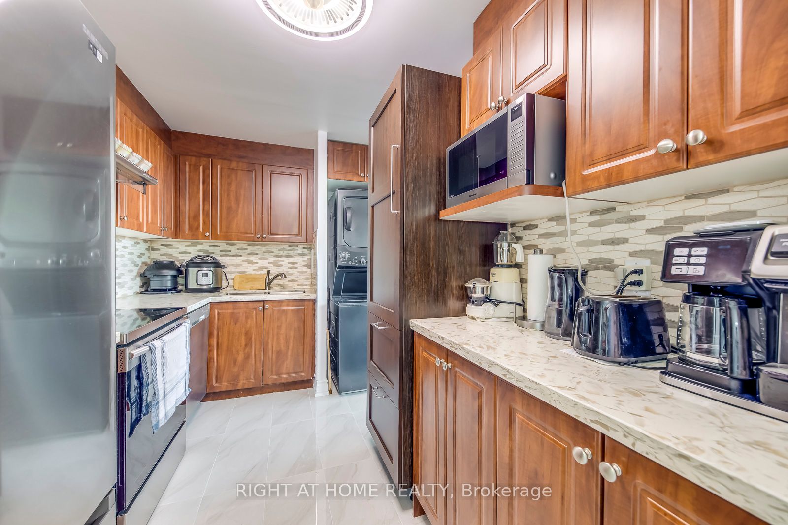 3700 Kaneff Cres 1412