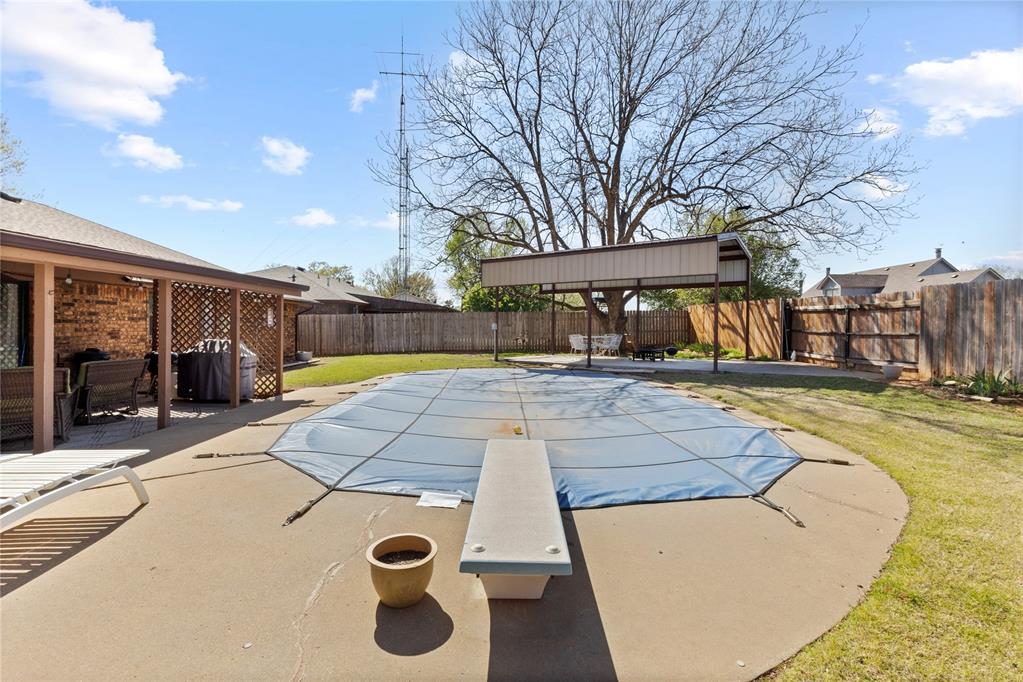 1421 E Quail