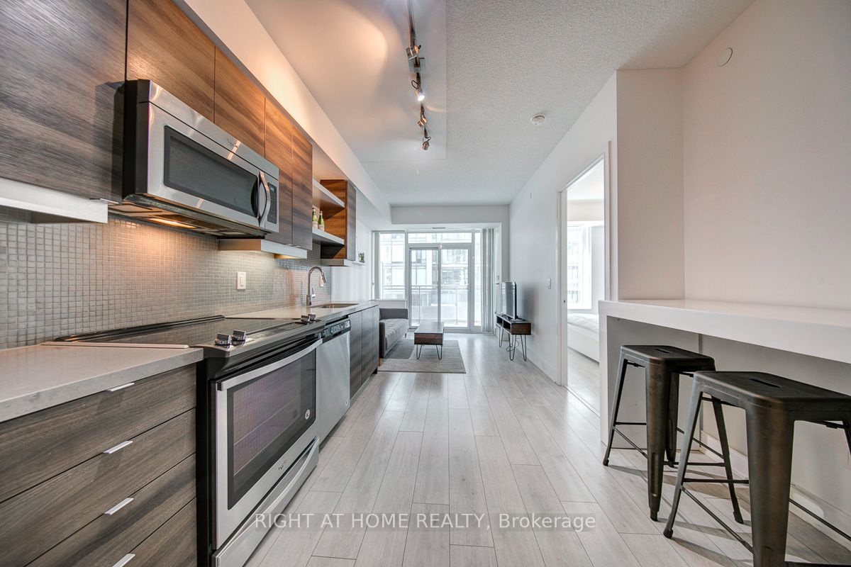 525 W Adelaide St 932