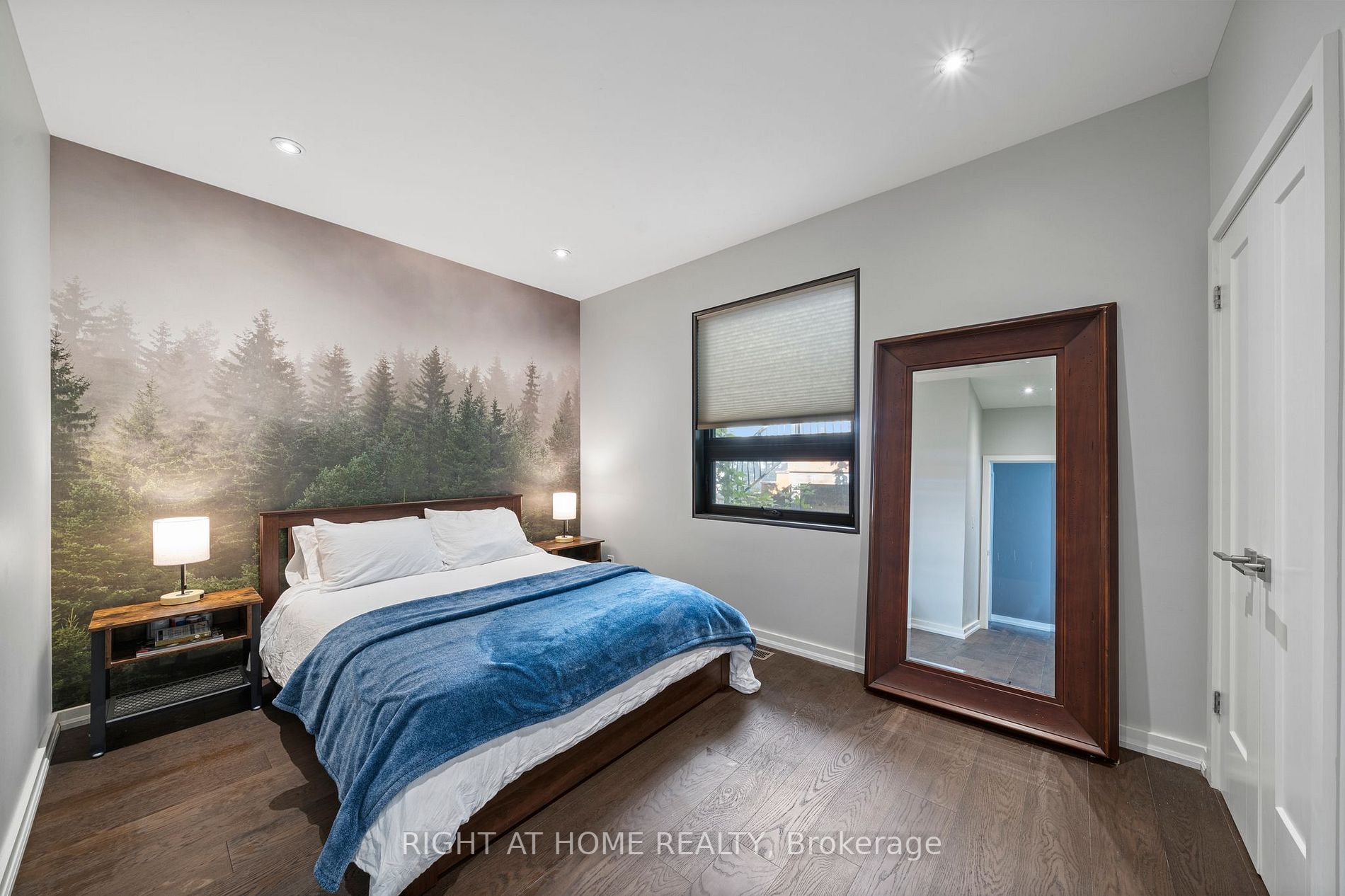 868 Danforth Pl