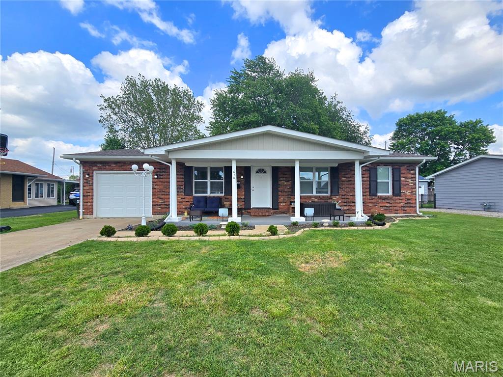 Schedule appointments through ShowingTime in the MLS. Town & Country Title to hold EM & closing.