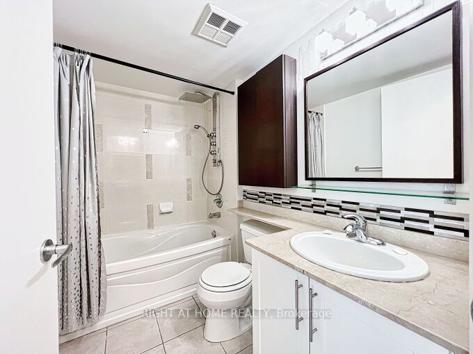 16 Yonge St 803