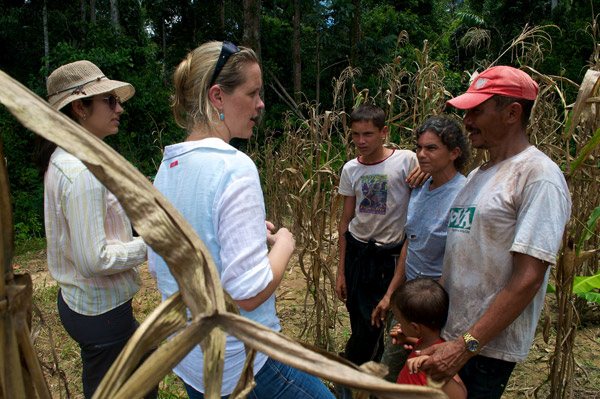 Amy Duchelle and fellow researcher, Kaline Rossi, speaking to a farming family in Acre, Brazil. Photo by: Kate
Evans for Center for International Forestry Research (CIFOR).