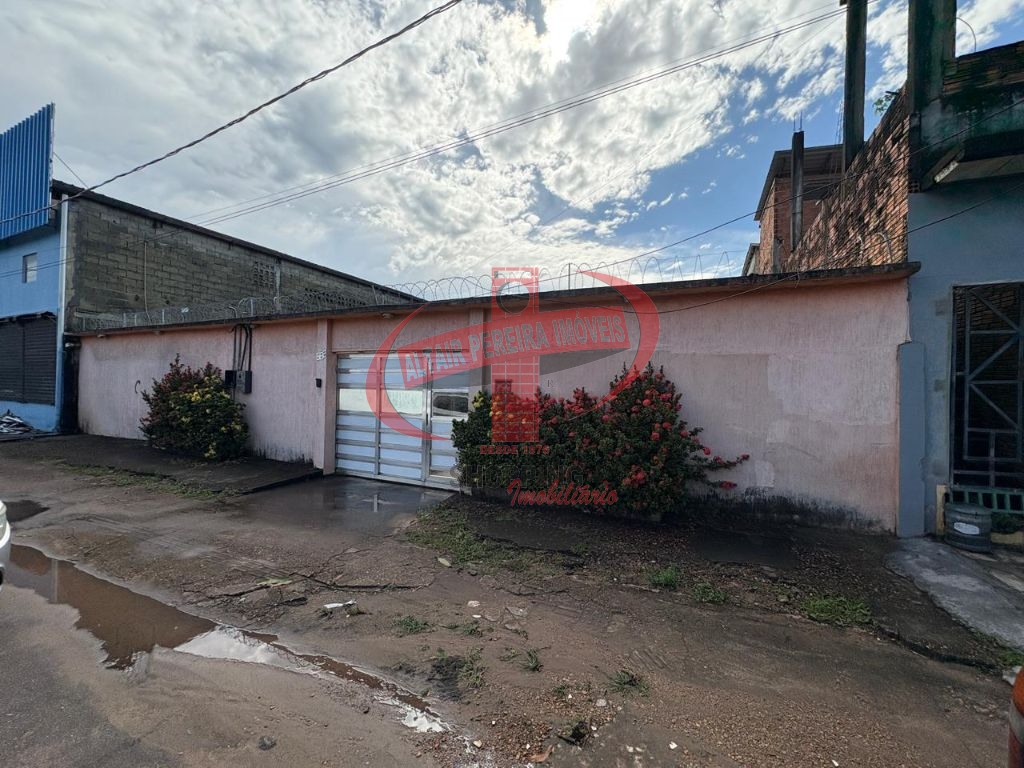 CASA À VENDA – Rua Mato Grosso, principal do Pacoval