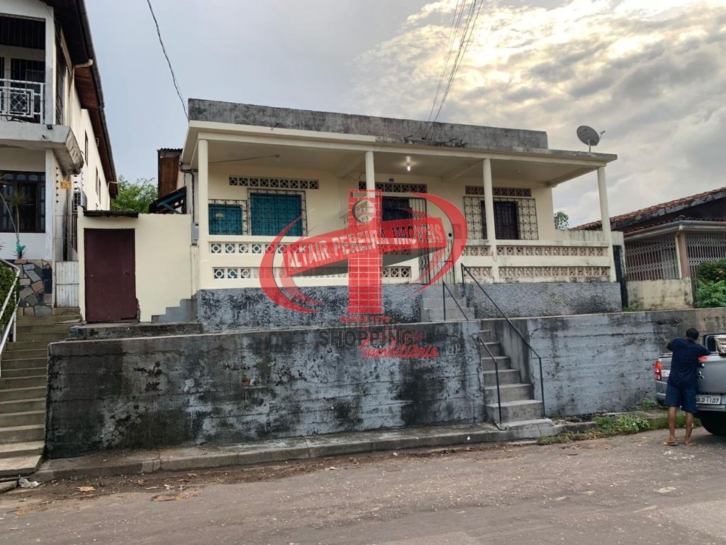 DUAS CASAS À VENDA  LOCALIZAÇÃO PRIVILEGIADA!