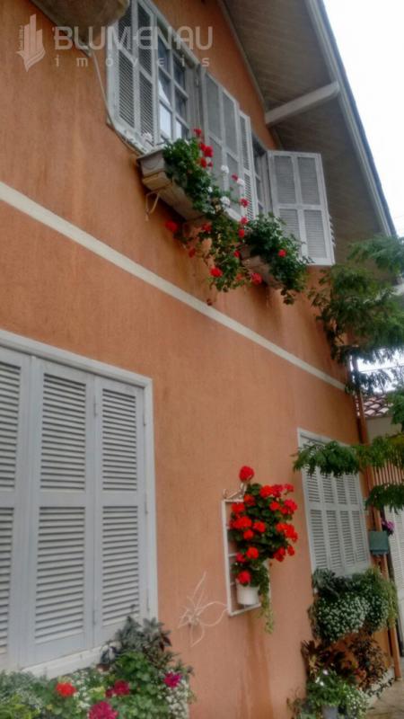 Linda e confortável residência em estilo Enxaimel, 2 pavimentos, toda mobiliada e decorada, no Bairro Garcia, contendo 4 dormitórios. - foto 1