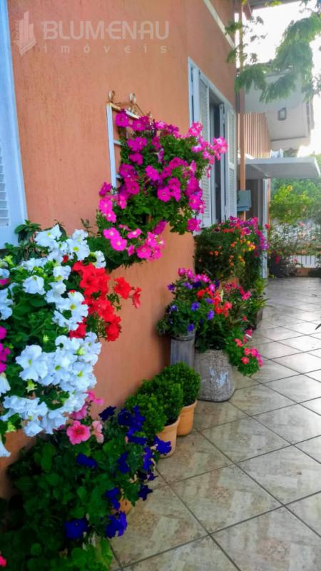 Linda e confortável residência em estilo Enxaimel, 2 pavimentos, toda mobiliada e decorada, no Bairro Garcia, contendo 4 dormitórios. — foto 2