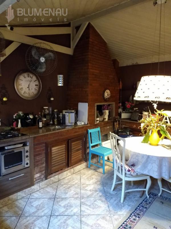 Linda e confortável residência em estilo Enxaimel, 2 pavimentos, toda mobiliada e decorada, no Bairro Garcia, contendo 4 dormitórios. — foto 3