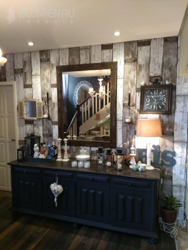 Linda e confortável residência em estilo Enxaimel, 2 pavimentos, toda mobiliada e decorada, no Bairro Garcia, contendo 4 dormitórios. — foto 4