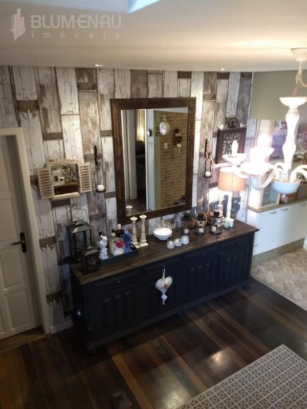 Linda e confortável residência em estilo Enxaimel, 2 pavimentos, toda mobiliada e decorada, no Bairro Garcia, contendo 4 dormitórios. — foto 5