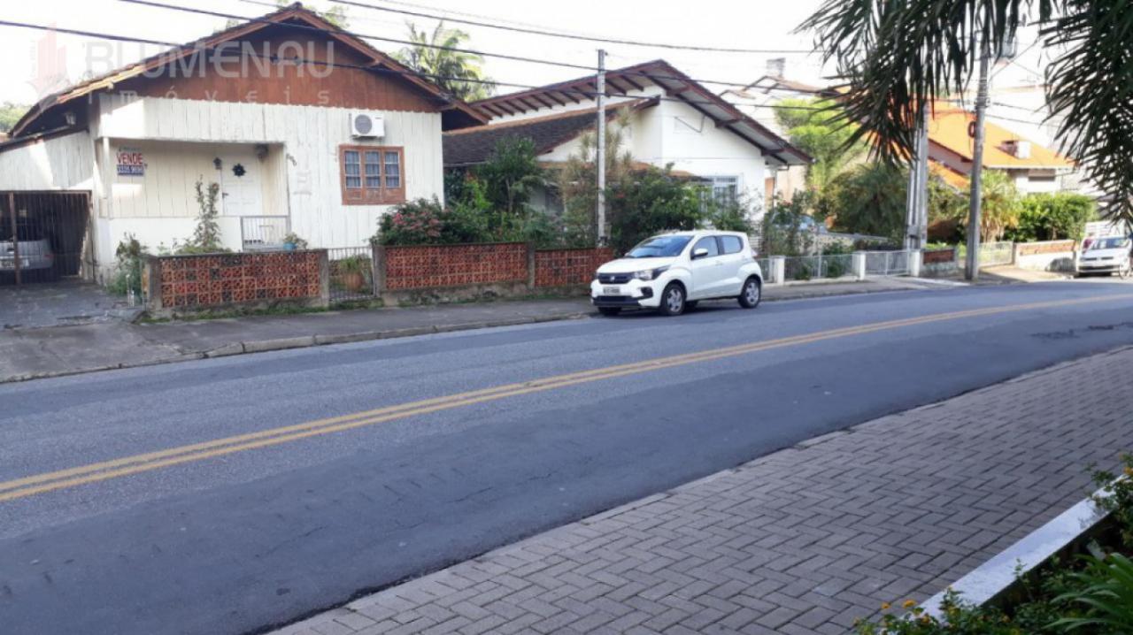 Casa nas imediações da Humberto de Campos . Excelente corredor de serviço. - foto 1