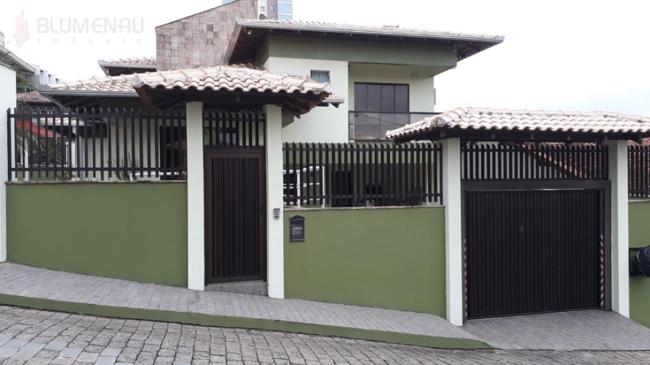 Belíssima residência no bairro Água Verde - foto 1