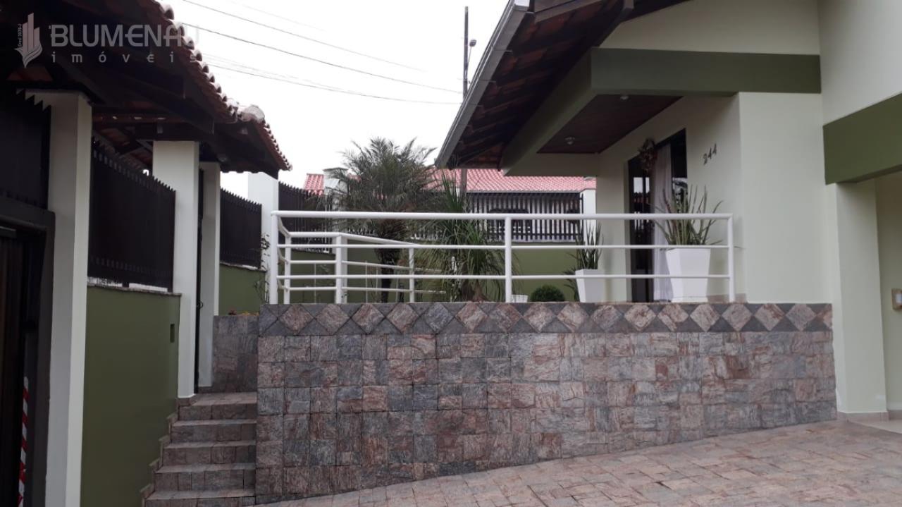 Belíssima residência no bairro Água Verde — foto 2