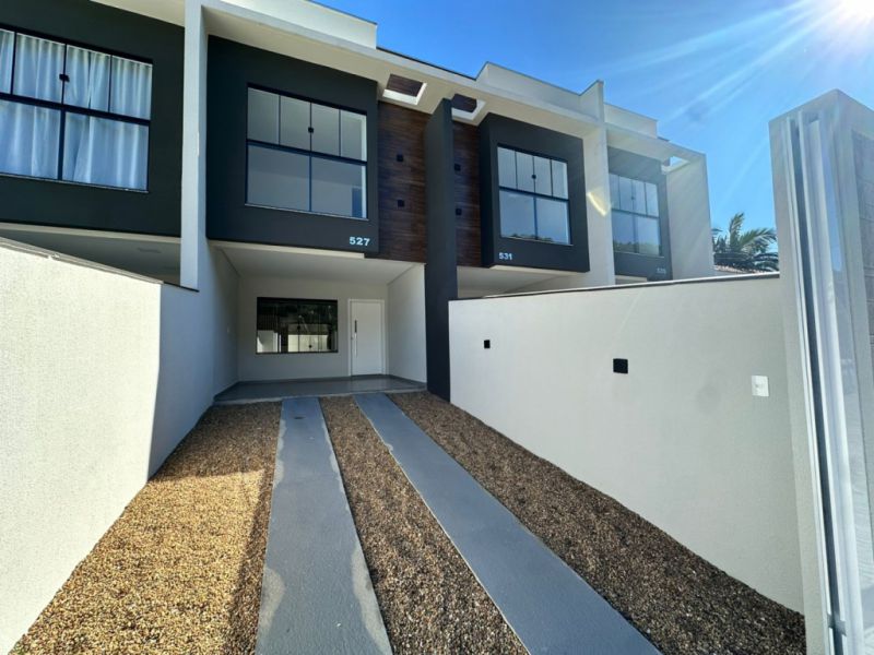 Sobrado com 3 dormitórios sendo 1 suíte no Água Verde - foto 1