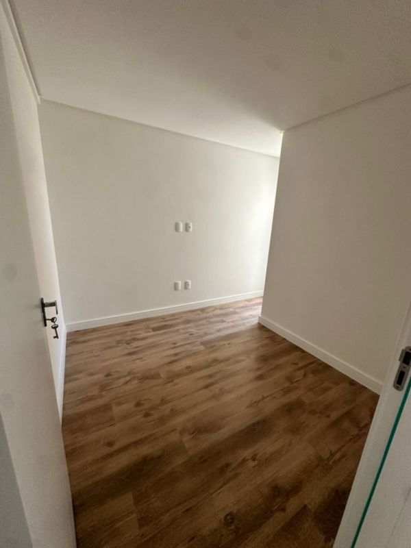 Sobrado com 3 dormitórios sendo 1 suíte no Água Verde — foto 6