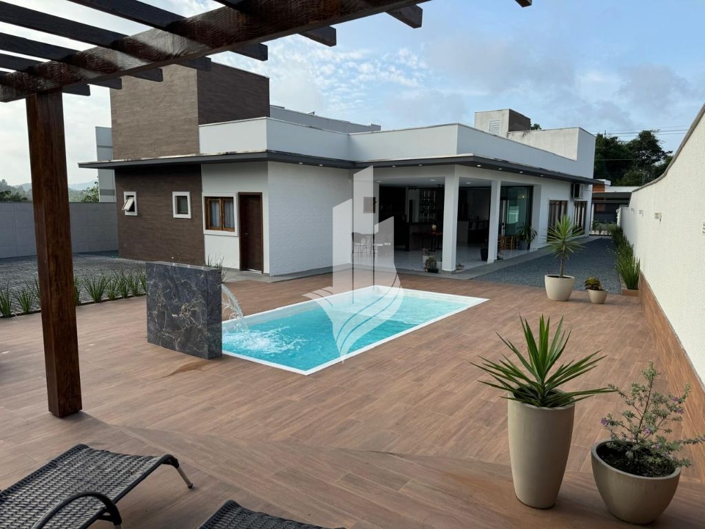 Residência moderna com piscina no bairro Fortaleza Alta - foto 1