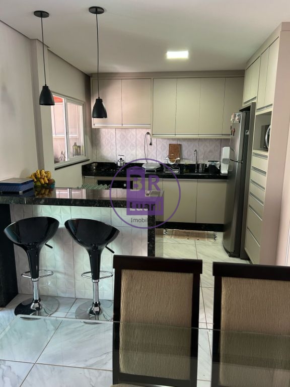 Linda casa em condomínio fechado no banderiantes com 120m² - foto 1
