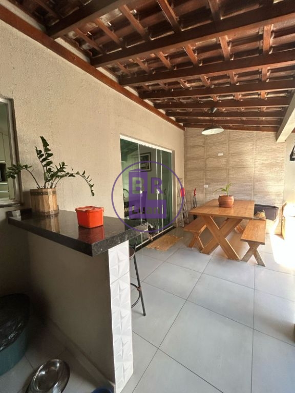 Linda casa em condomínio fechado no Banderiantes com 120m²