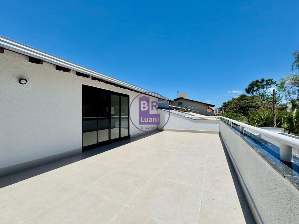 Linda casa moderna em alto padrão á venda