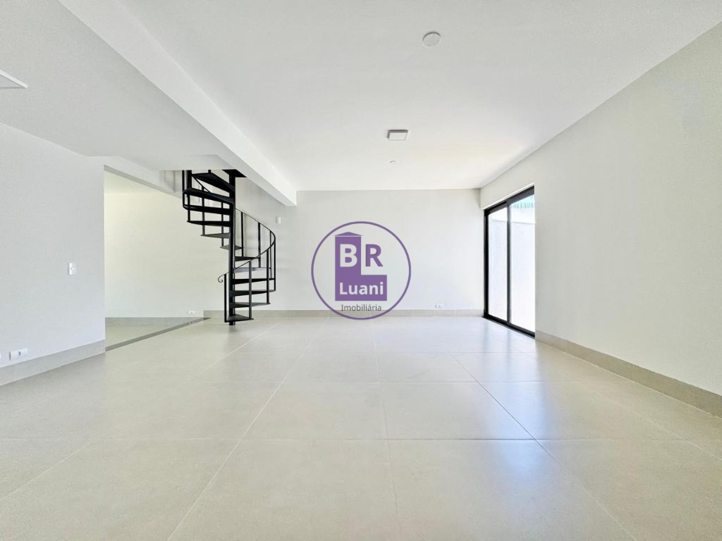 Linda casa moderna em alto padrão á venda