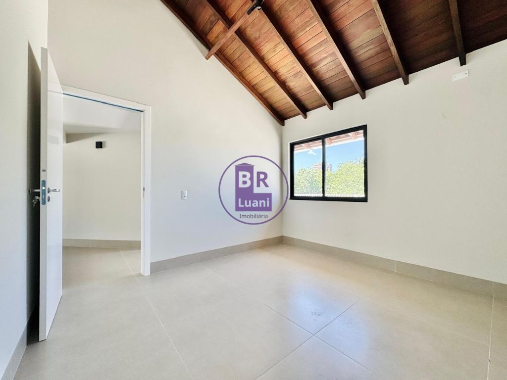 Linda casa moderna em alto padrão á venda