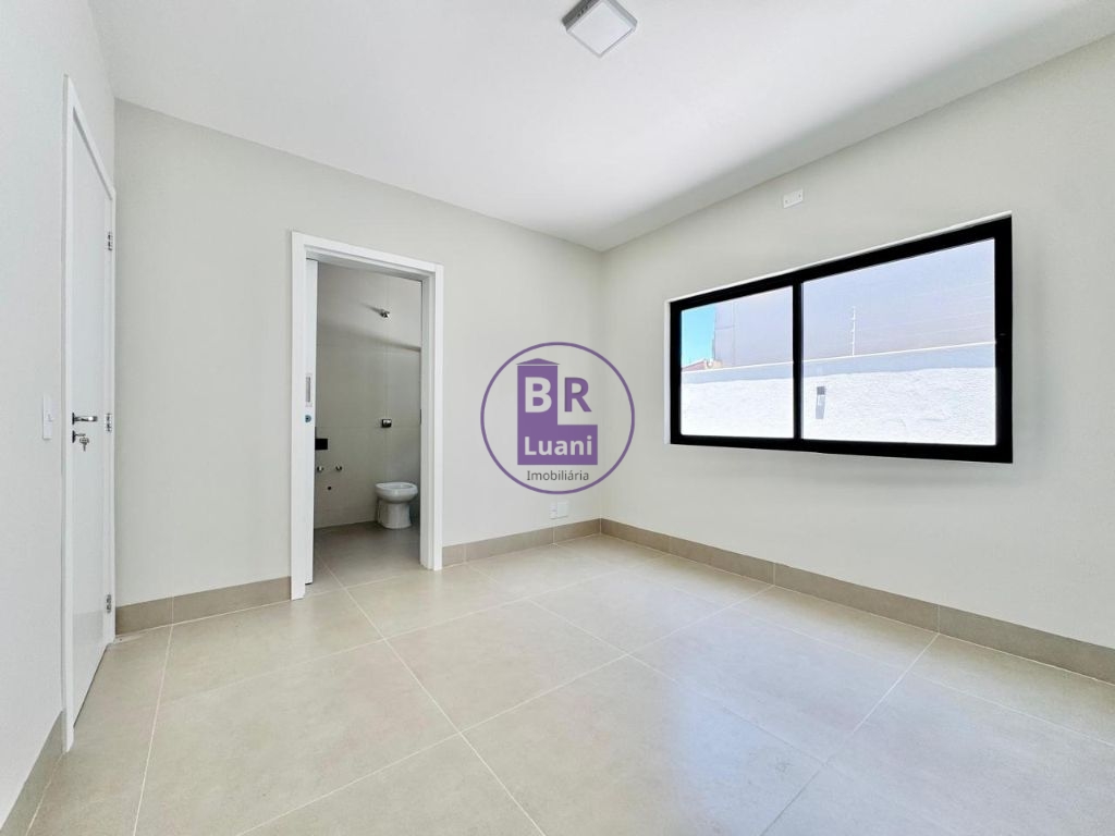 Linda casa moderna em alto padrão á venda