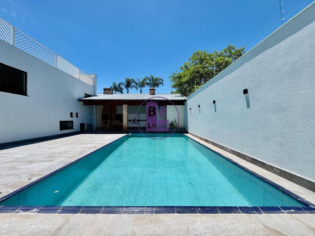 Linda casa moderna em alto padrão á venda