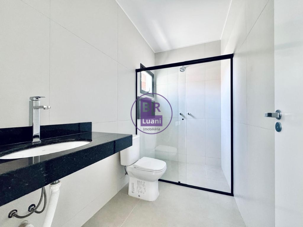 Linda casa moderna em alto padrão á venda