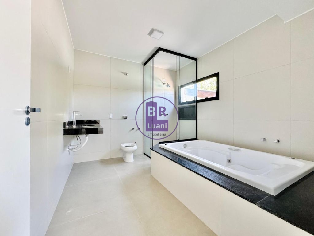 Linda casa moderna em alto padrão á venda