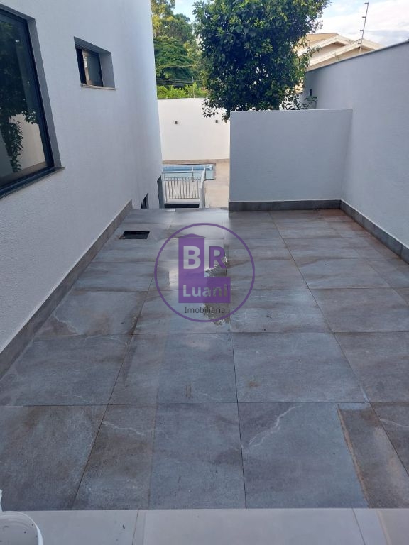 Linda casa moderna em alto padrão á venda
