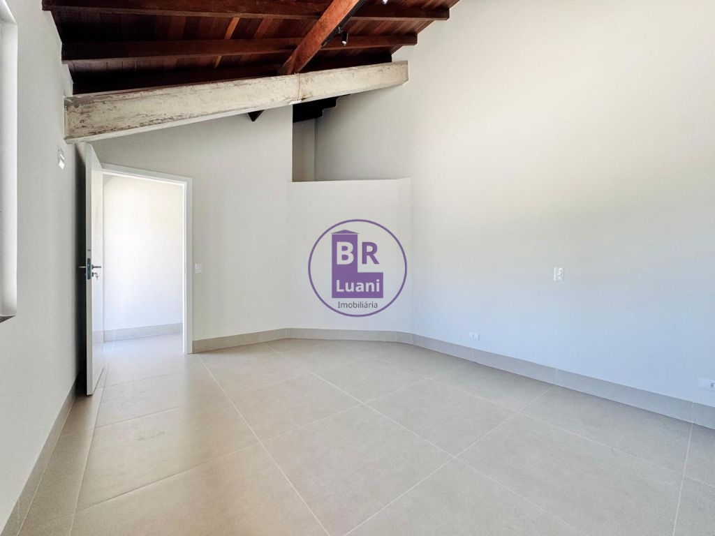 Linda casa moderna em alto padrão á venda