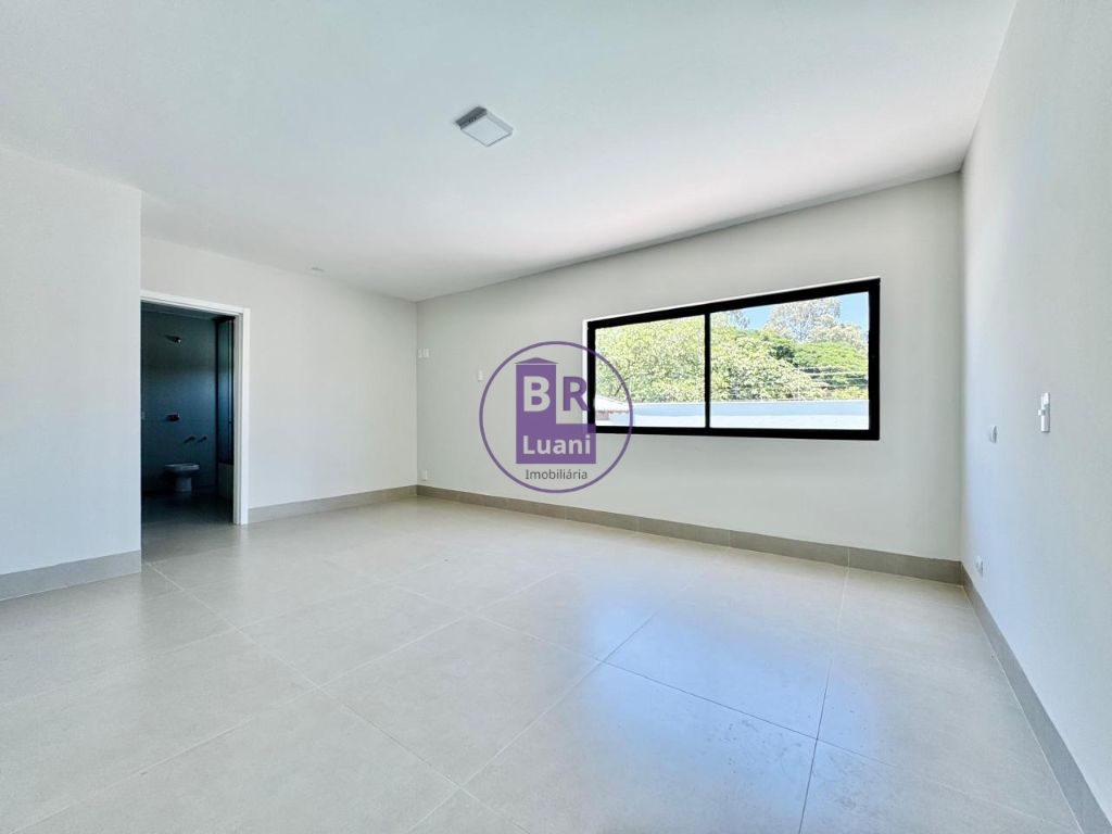 Linda casa moderna em alto padrão á venda