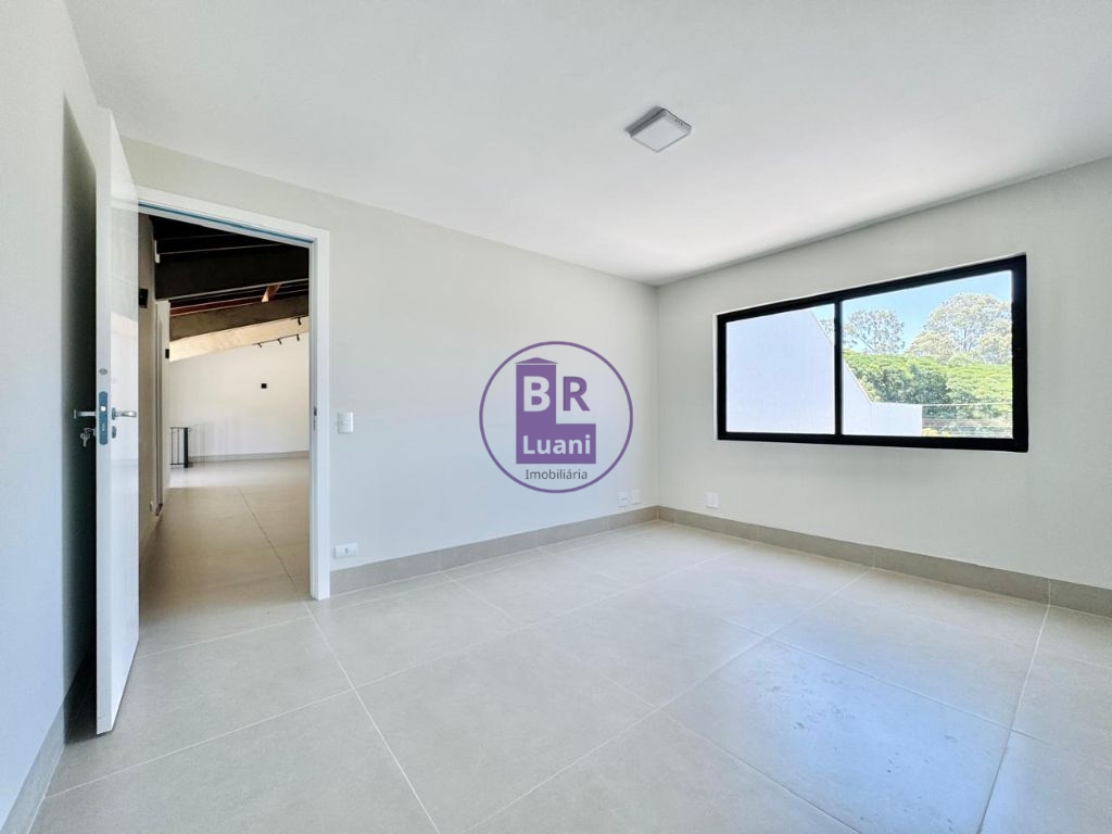 Linda casa moderna em alto padrão á venda