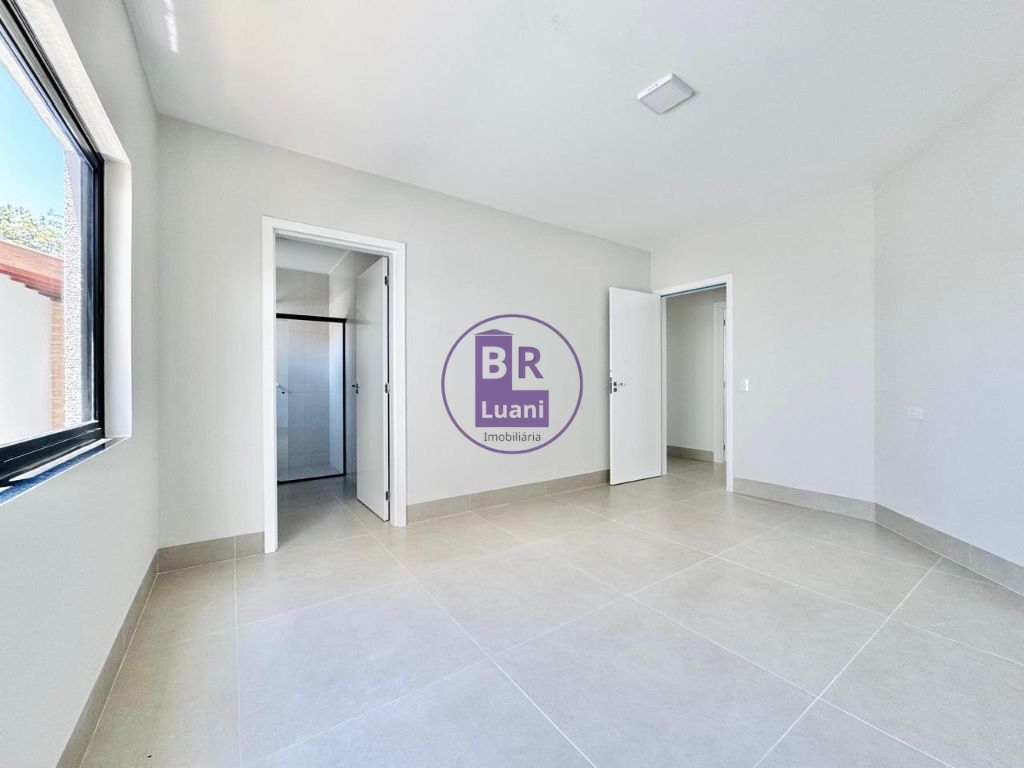 Linda casa moderna em alto padrão á venda