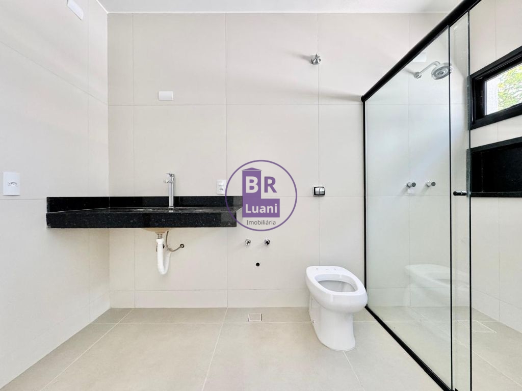 Linda casa moderna em alto padrão á venda